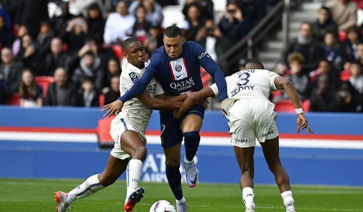 La respuesta de Mbappé ha sido hacer caso omiso y se ha limitado a decir que quiere seguir hasta 2024 en el PSG.