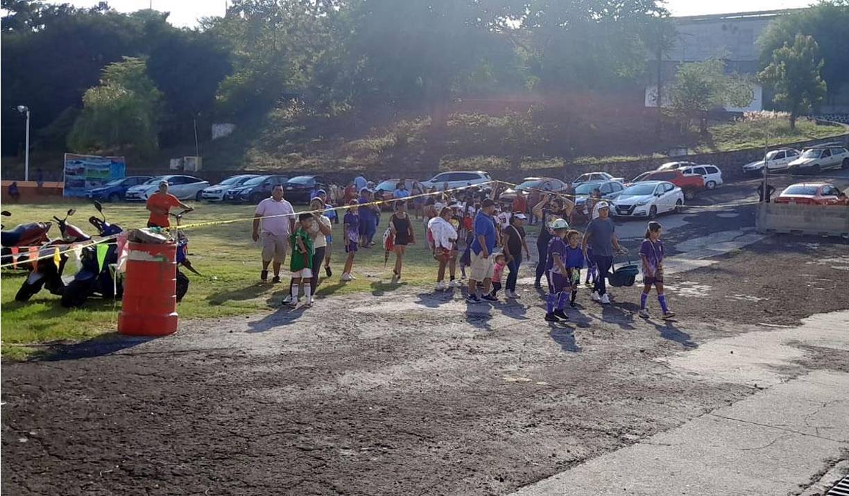 Minutos antes del entreno de Honduras, los seleccionados nacionales recibieron la visita de niños mexicanos en el estadio Mariano Matamoros de de Xochitepec.