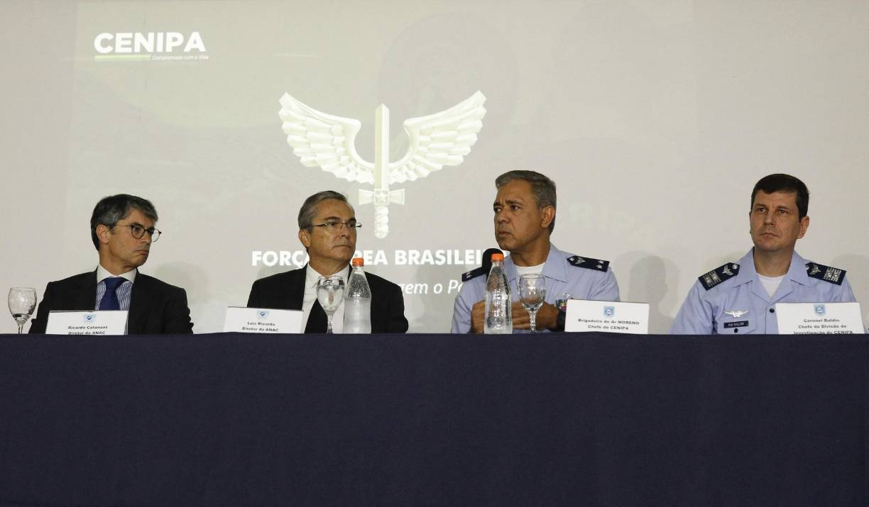 El director de operaciones de Voepass, Marcel Moura, admitió que este modelo de ATR vuela “en una franja donde tiene una mayor sensibilidad al hielo”, pero que las condiciones meteorológicas del viernes preveían la presencia de ese elemento “dentro de las características aceptables”.