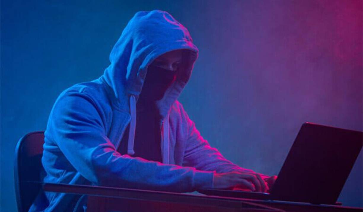 Estas acciones, junto con mensajes románticos y poemas, la convencieron de la veracidad de la relación con el presunto Brad Pitt. “Era el hombre perfecto en palabras”, expresó Anne en una entrevista con el programa francés Sept à huit de la cadena TF1.