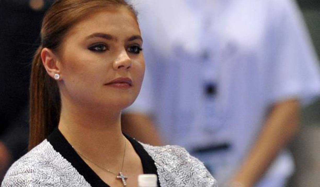 Según medios opositores rusos, la ex modelo se encuentra refugiada en un chalet blindado por agentes de seguridad en una exclusiva región de Suiza.