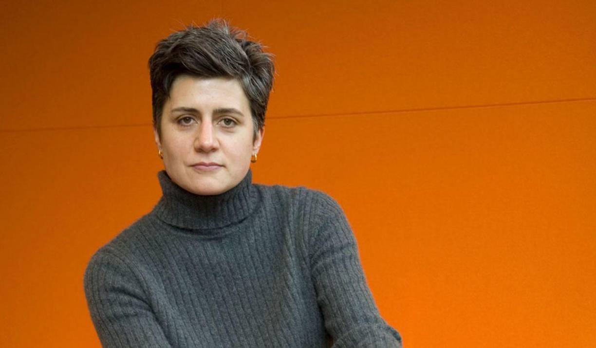 Con la ayuda de un maquillador experto, un preparador y un coach vocal de la reconocida escuela de canto Juilliard de Nueva York, Norah logró adentrarse en terrenos y situaciones normalmente prohibidas para las mujeres. Su travesía al mundo masculino es toda una hazaña del periodismo de inmersión: un ejercicio de empatía, astucia y emoción. En su relato, Norah nos muestra lo complicado que puede ser ser hombre, incluso dentro de un universo diseñado para ellos.