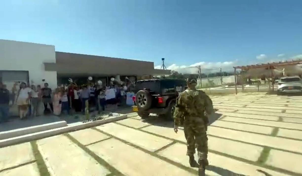 Una camioneta negra transportó al recién liberado Luis Manuel Díaz Jiménez desde Valledupar, capital del vecino departamento del Cesar, hasta Barrancas, el pueblo de La Guajira donde vive la familia. 