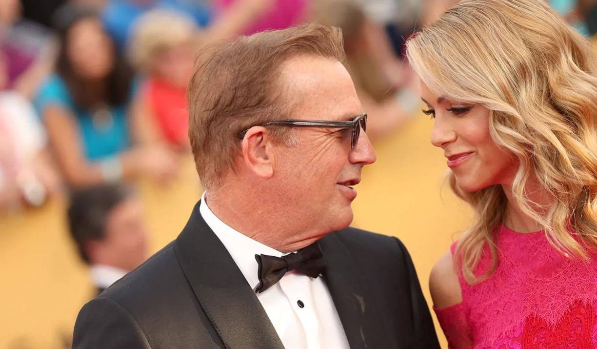 Cuando un periodista le preguntó si “todavía ama” a su ex esposa, Kevin Costner respondió: “Por supuesto”.