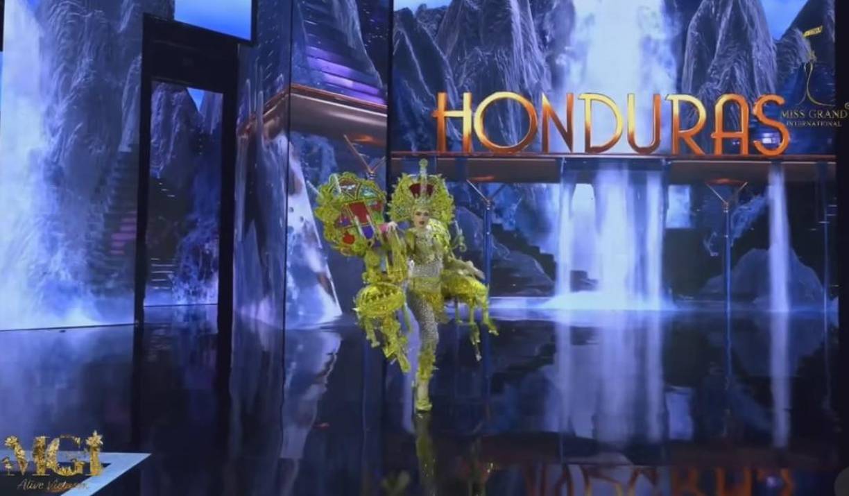 La joven modelo sigue conquistando los corazones de todos en Vietnam, luciendo su traje típico representando los Tesoros de la Virgen de Suyapa y arquitectura de la Catedral de Tegucigalpa. 