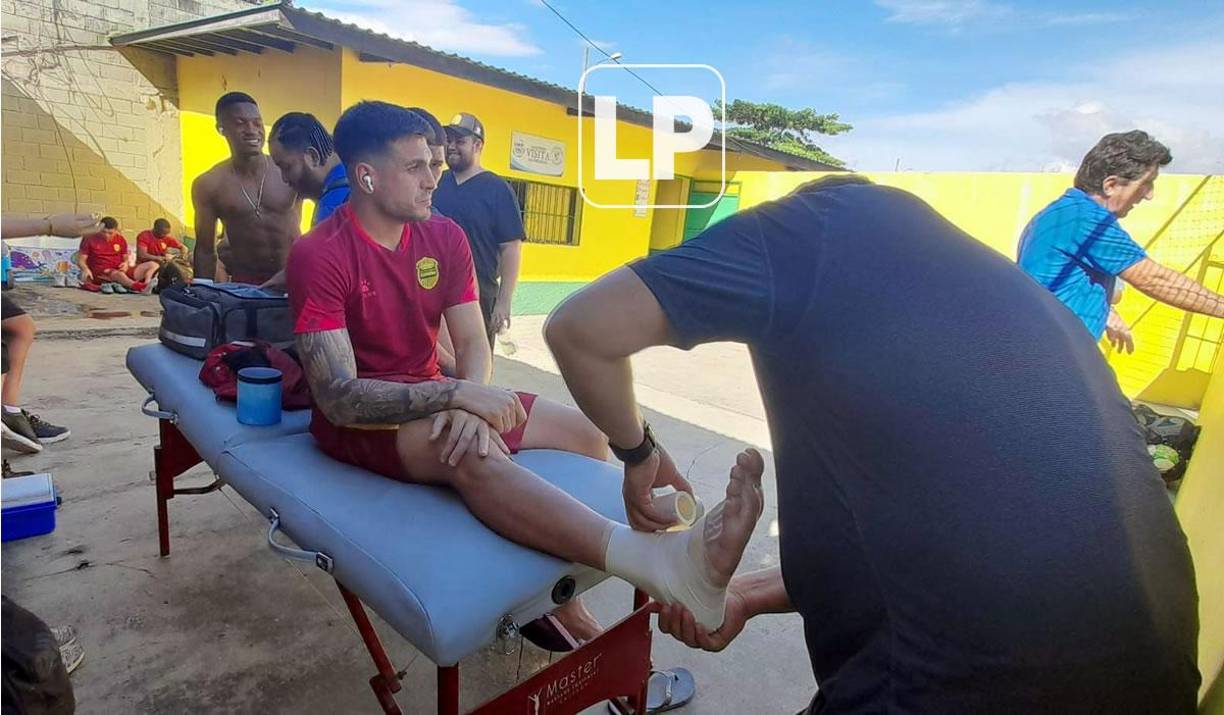 El kinesiólogo del Real España le colocó un vendaje a Ramiro Rocca en su pie derecho.