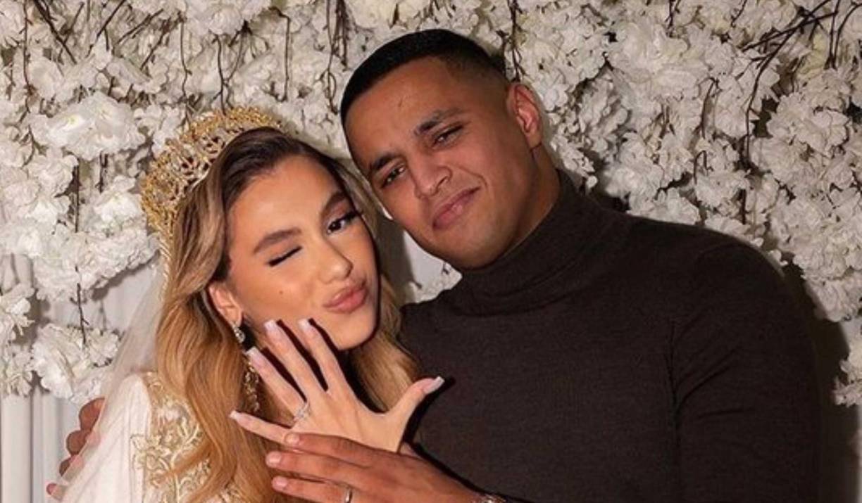 El futbolista Mohamed Ihattaren atraviesa por un momento complicado luego de casarse con una celebridad de Tik Tok. Hoy inclusive el jugador se podría quedar sin trabajo.