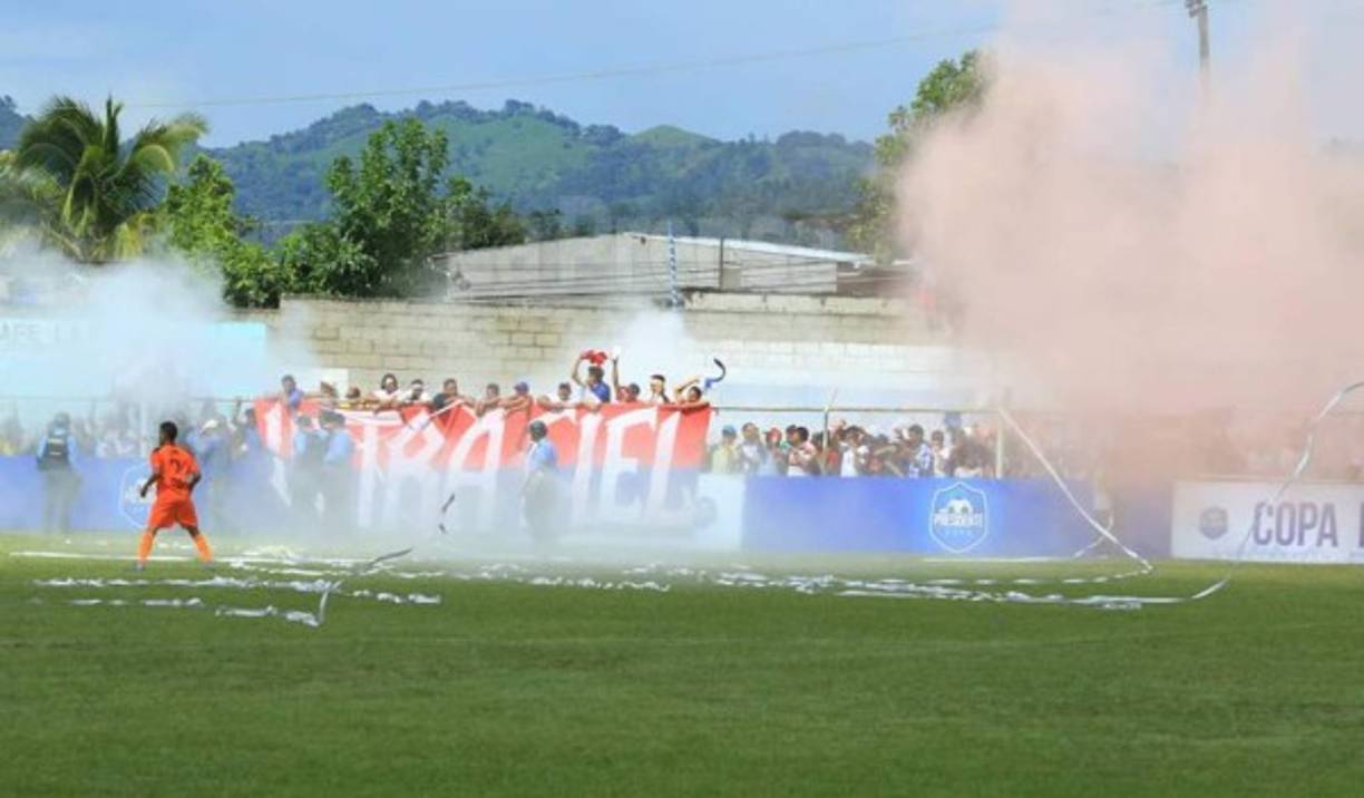 La Ultra Fiel también se hizo presente y apoyó al Olimpia en el duelo de Copa Presidente.