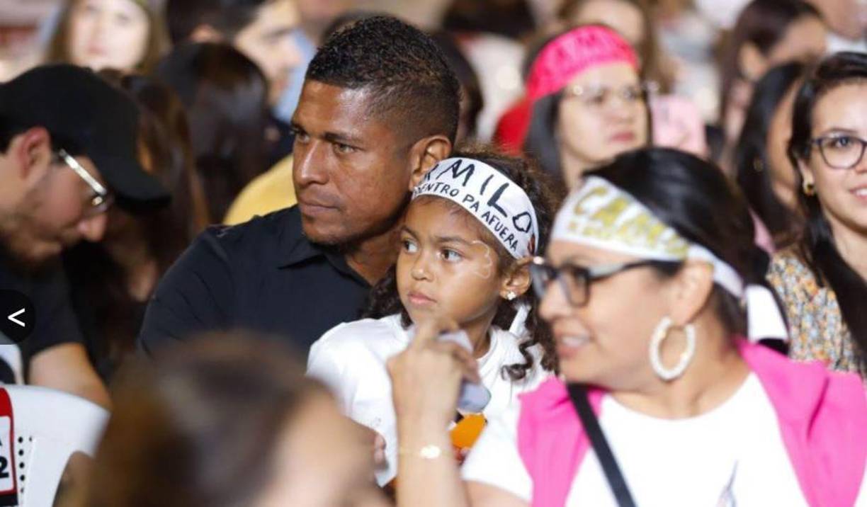 Cargando a su hija fue captado el legendario jugador de fútbol Carlo Costly, quien no se quiso perder el concierto del año en Tegucigalpa.