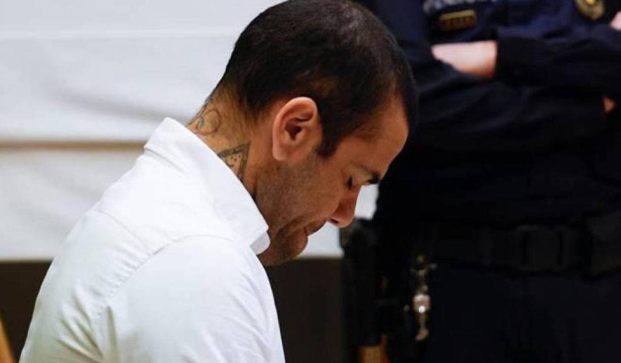 A pesar de que ya se ha celebrado su juicio, Dani Alves continúa en prisión provisional a la espera de conocer su condena final. En las últimas horas un excompañero de prisión ha generado revuelo al realizar una confesión sobre el exfutbolista brasileño.