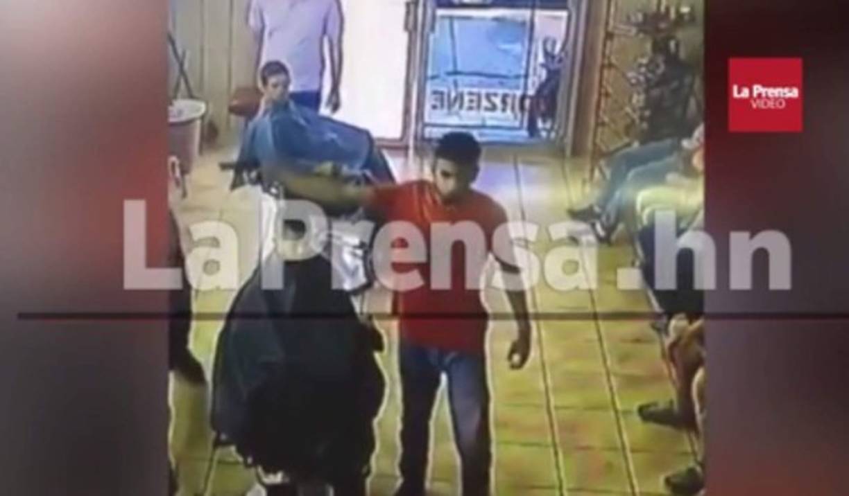 Video muestra a sicarios de barbero y ayudante en La Lima. El video de una cámara de seguridad registró el momento en que sicarios dieron muerte al dueño de una barbería y a uno de sus empleados en un negocio de La Lima. La grabación del crimen, sucedido en la mañana del domingo, muestra a los dos hombres, de aspecto juvenil, ingresando al negocio haciéndose pasar como clientes. Una vez adentro, los hombres encañonan a los clientes, los asaltan, y encierran en el baño al dueño de la barbería y a su empleado a quienes asesinan a sangre fría.