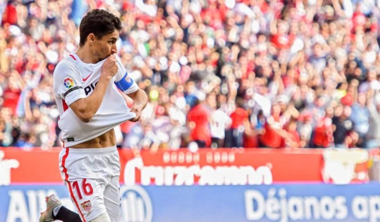 El centrocampista del Sevilla, Jesús Navas, festejó su anotación besando el escudo del club sevillista.