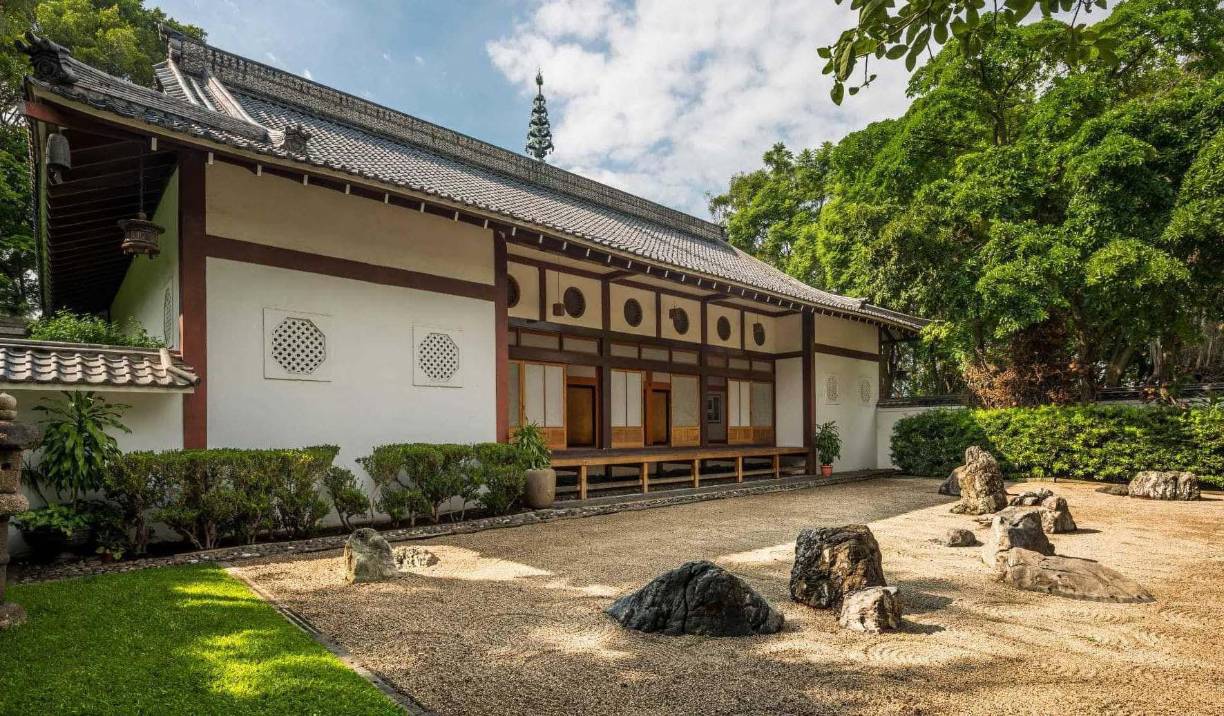 Dos piscinas , una de ellas climatizada, nueve chanchas de tenis, gimnasio, el teatro Kabuki, el baño Ofuro, el jardín zen, el spa con temazcal, son de las cosas que podrán disfrutar los jugadores hondureños.