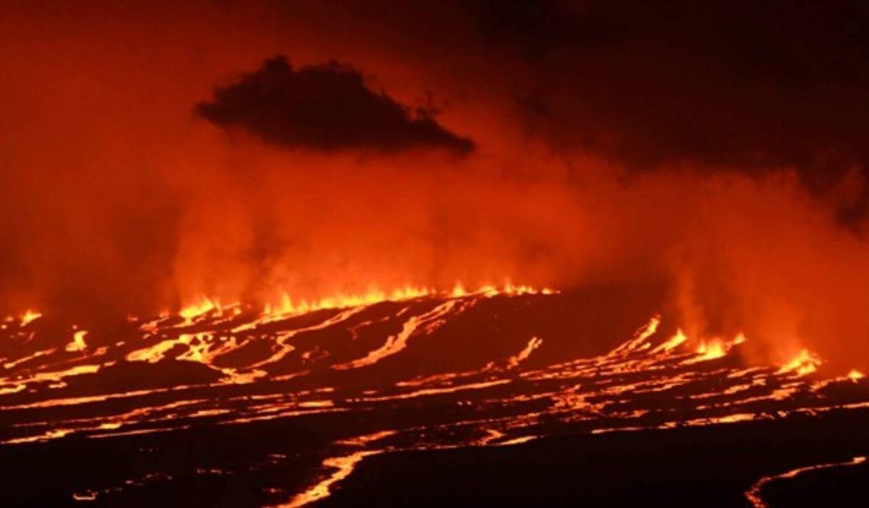 El Parque Nacional de Galápagos, que cerró sus instalaciones tras la erupción, divulgó impactantes imágenes de la explosión del volcán Sierra Negra.