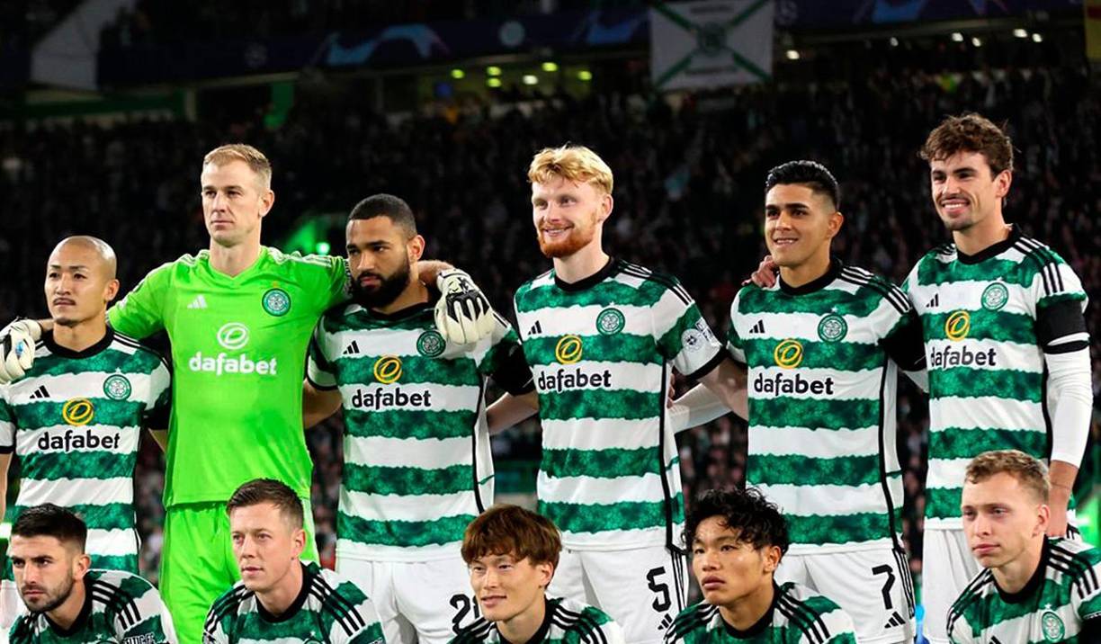 Luis Plama posando con el equipo que saltó de inicio en el duelo Celtic vs Atlético de Madrid. El catracho posó con una sonrisa. 