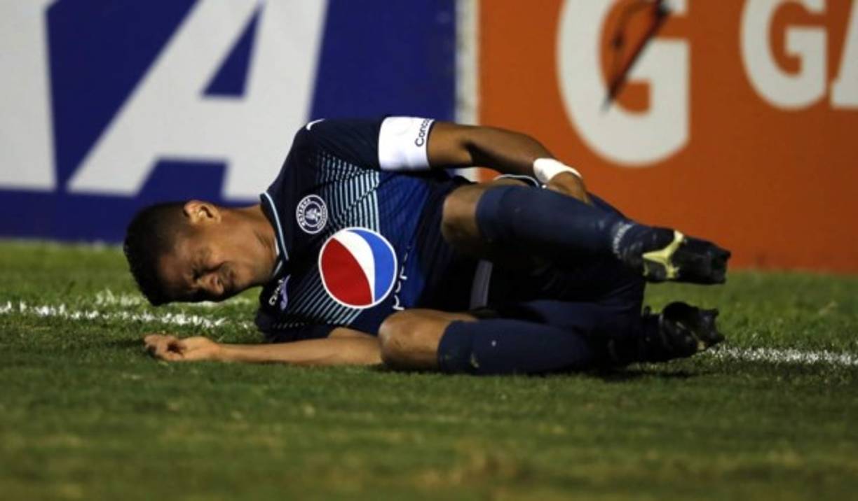 Juan Pablo Montes sufrió un desgarro en su pierna derecha que le impidió seguir en el partido.