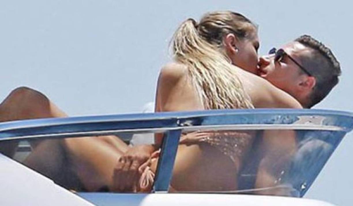 Draxler antiene una relación sentimental con Lena Stiffel, pero fue fotografiado por el diario alemán 'Bild' besándose en Ibiza con otra joven. Las fotografías están recorriendo todos los medios alemanes. Según 'Radio FFN', la chica en cuestión es Linda Vaterl, una modelo que participó en el programa de televisión de Heidi Klum 'Germany's next Topmodel'.