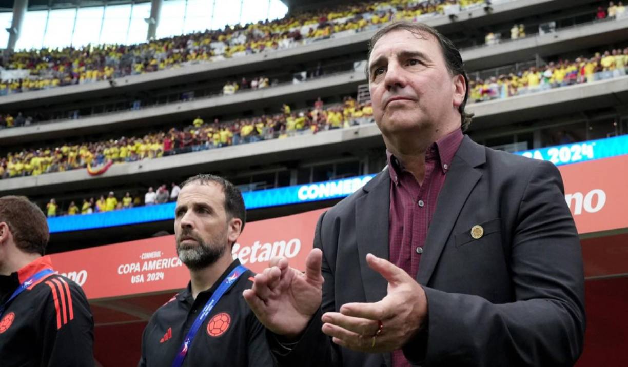 El entrenador de Colombia, el argentino Néstor Lorenzo, no se quita las costumbre de las cábalas. A los partidos acude de saco negro y camisa de centro colo vino.