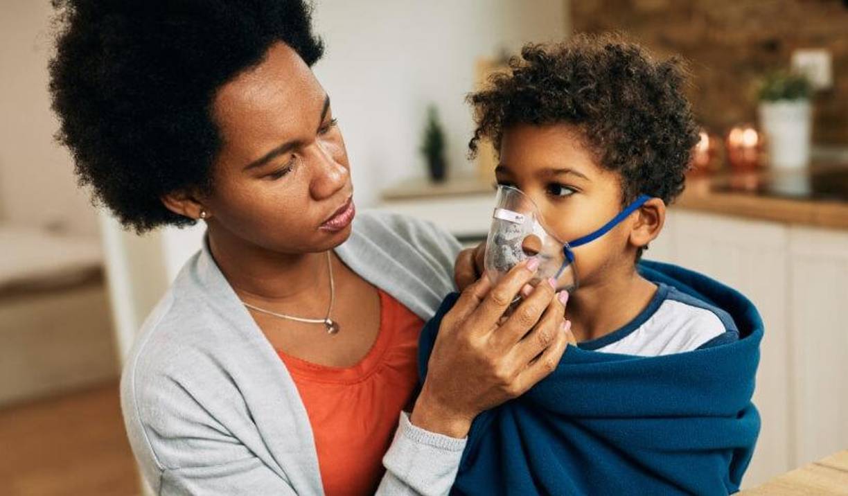 El oxígeno es un tratamiento básico y vital para los niños y los recién nacidos que padecen neumonía grave, ya que la inflamación de los pulmones impide que llegue suficiente oxígeno al torrente sanguíneo.