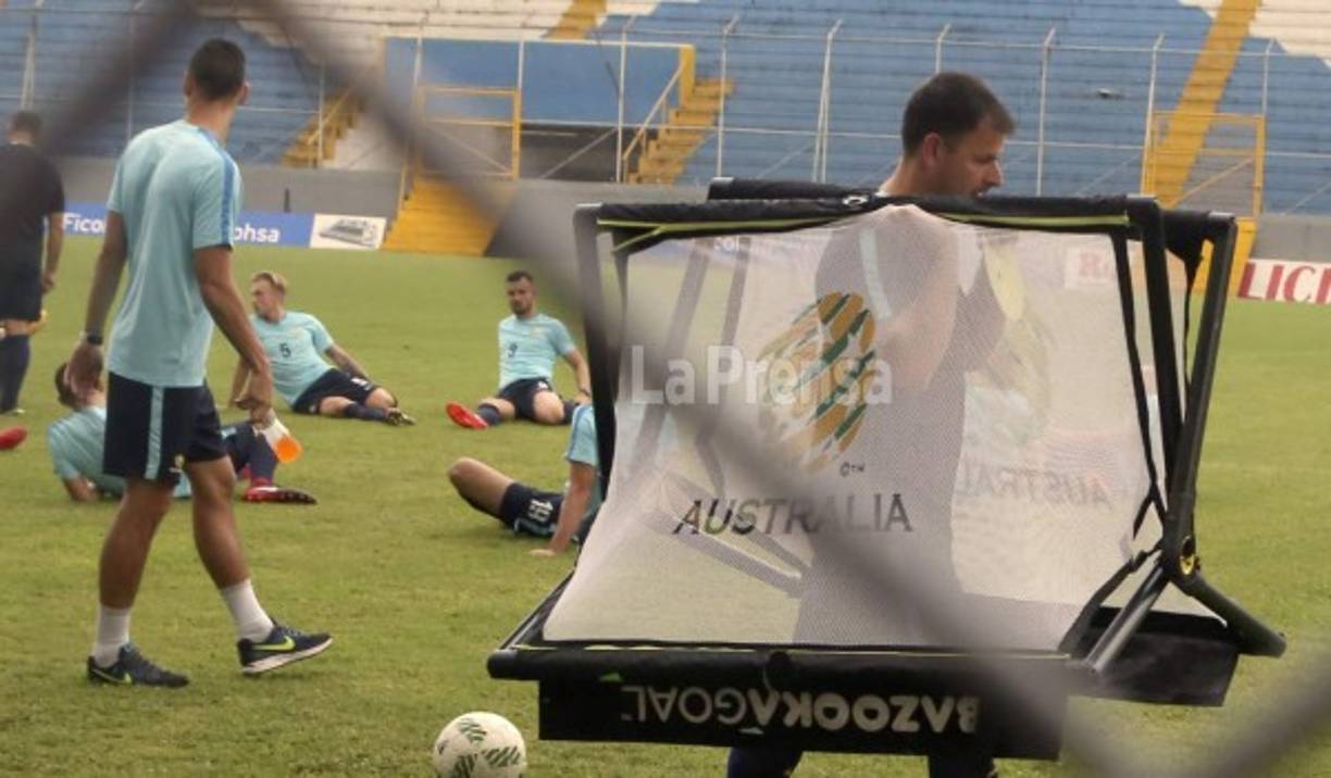 Los australianos han traído sus implementos deportivos, no descuidan ningún detalle. Hasta su propias porterías andan.