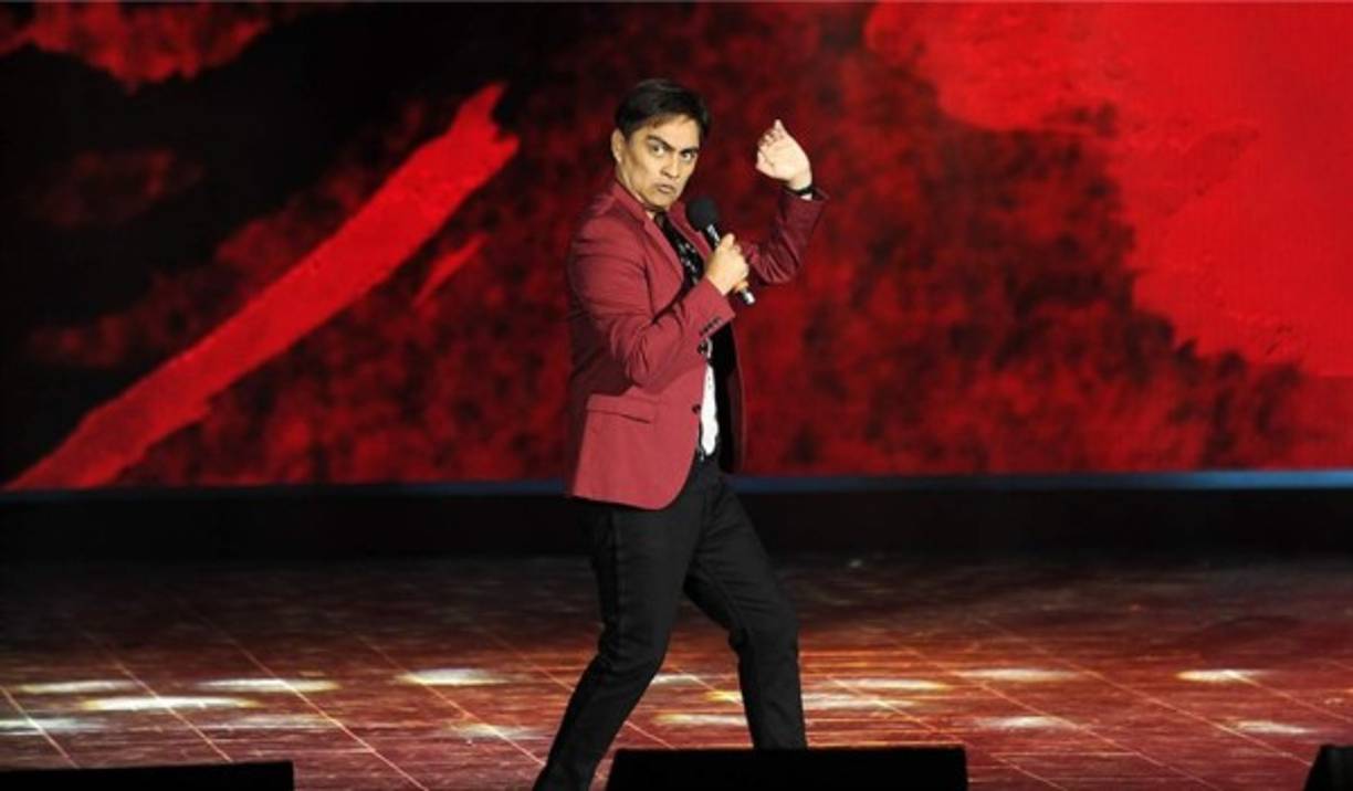 Sergio Freire, es un reconocido comediante, actor y guionista chileno. Durante los últimos años se ha posicionado como uno de los mayores exponentes de stand-up comedy en Chile. Se sumó al prestigisoso clan de celebridades de humor del Festival de Viña del Mar 2018, presentándose en la jornada de cierre el domingo 25 de febrero.