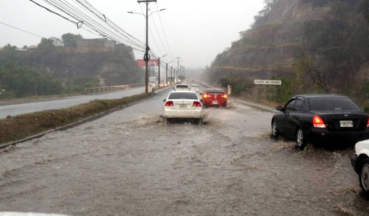 Desde ayer empezaron las fuertes lluvias en el país. En Marcala, La Paz, los techos de 14 viviendas fueron destruidos por grandes vientos, lluvia y granizo.