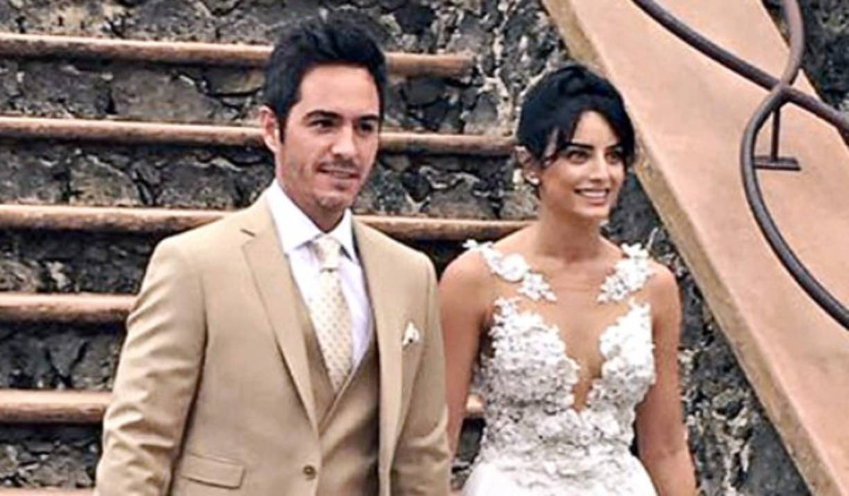 A los pies de la sierra morelense y con una ceremonia chamánica, el amor y compromiso de Aislinn Derbez y Mauricio Ochmann quedaron consagrados luego de dos años de noviazgo. Fotos: Agencia Reforma