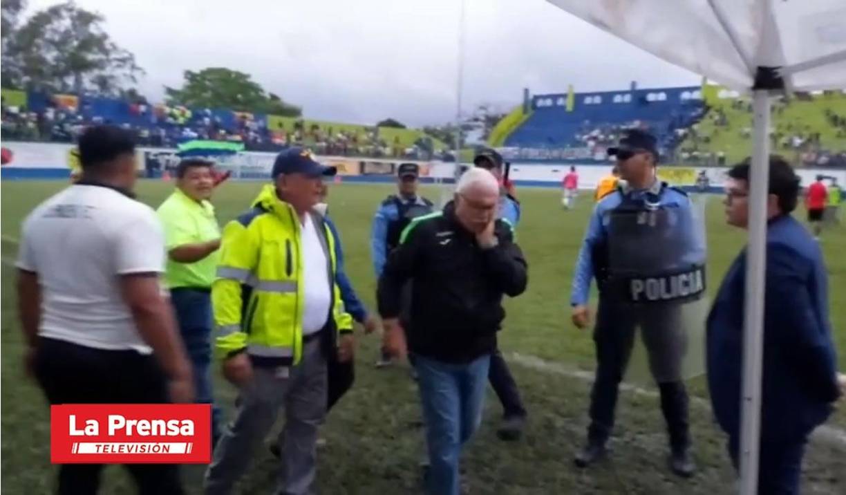 Manuel Keosseián con gestos de dolor en su rostro tras el golpe que le dio Samuel García.