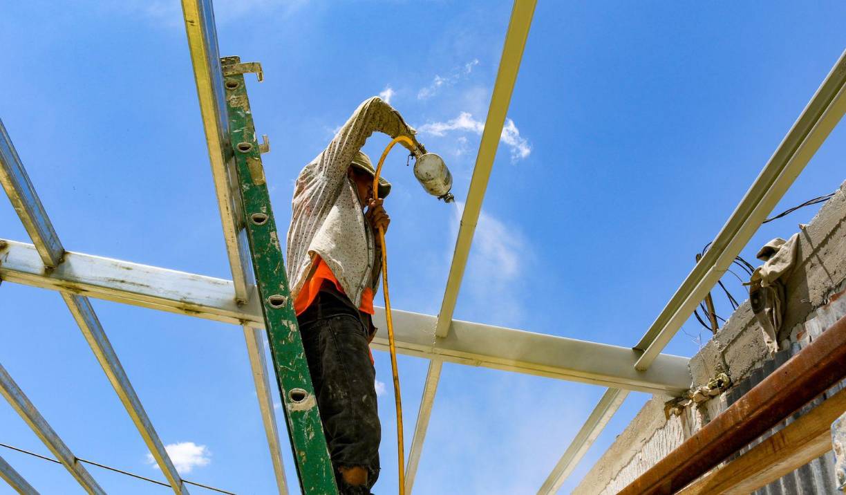 El alcalde Roberto Contreras manifestó que “aquí en Lomas del Carmen tenemos los dos proyectos, tanto el Centro Comunal como el kinder Rosa Madrid, al terminar estos dos proyectos vamos a otras zonas vulnerables, donde los niños necesitan lugares de recreación y educación”.