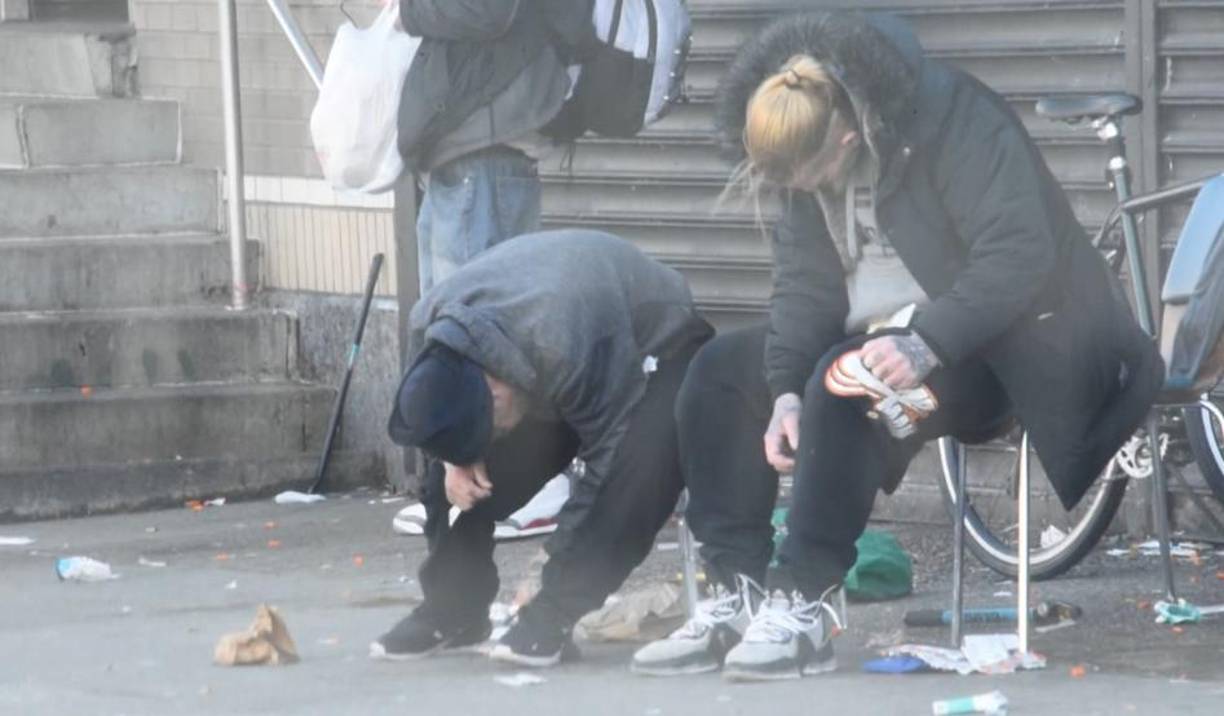 Todo ello mientras autoridades y organizaciones civiles reparten constantemente jeringuillas nuevas para evitar la transmisión de enfermedades, así como kits contra la sobredosis como el Narcan, que se administra por vía nasal y revierte los efectos, potencialmente mortales, del uso excesivo de drogas.