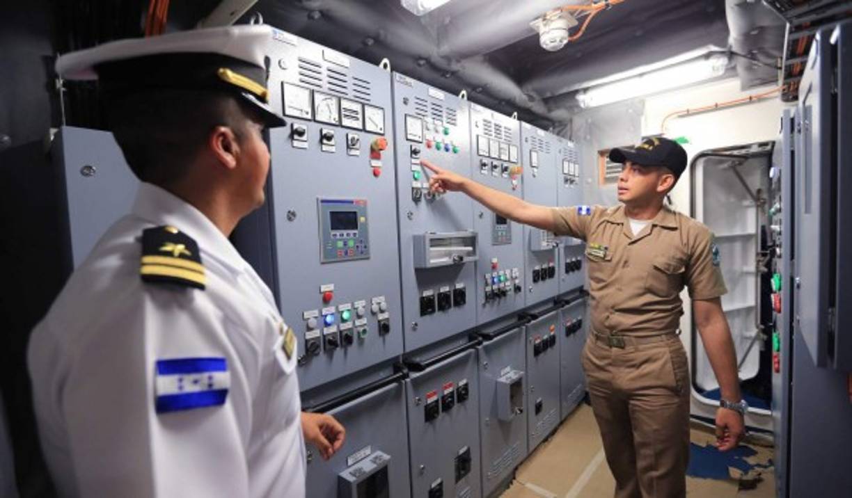 En el cuarto de tableros eléctricos se controla todo el barco y por eso sus paredes están recubiertas de un aislador térmico para el control de calor e incendios.