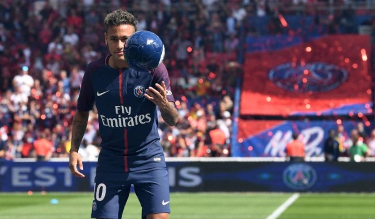 Neymar, Neymar', cantaba la grada al conocido ritmo del 'Brasil, Brasil', algo que ha parecido agradar al astro. FOTO AFP.