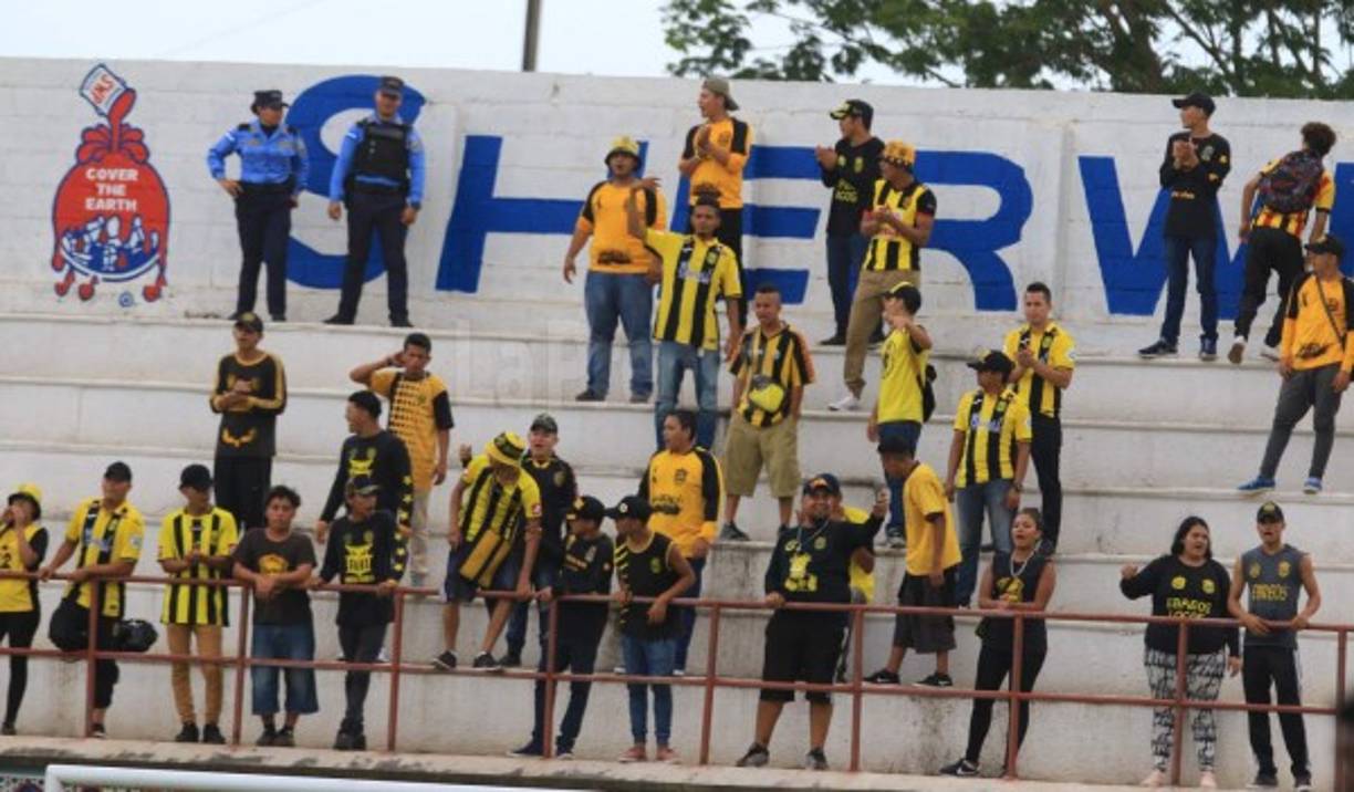 Pocos pero fieles, algunos aficionados del Real España llegaron al estadio Juan Ramón Brevé para apoyar al equipo de sus amores.