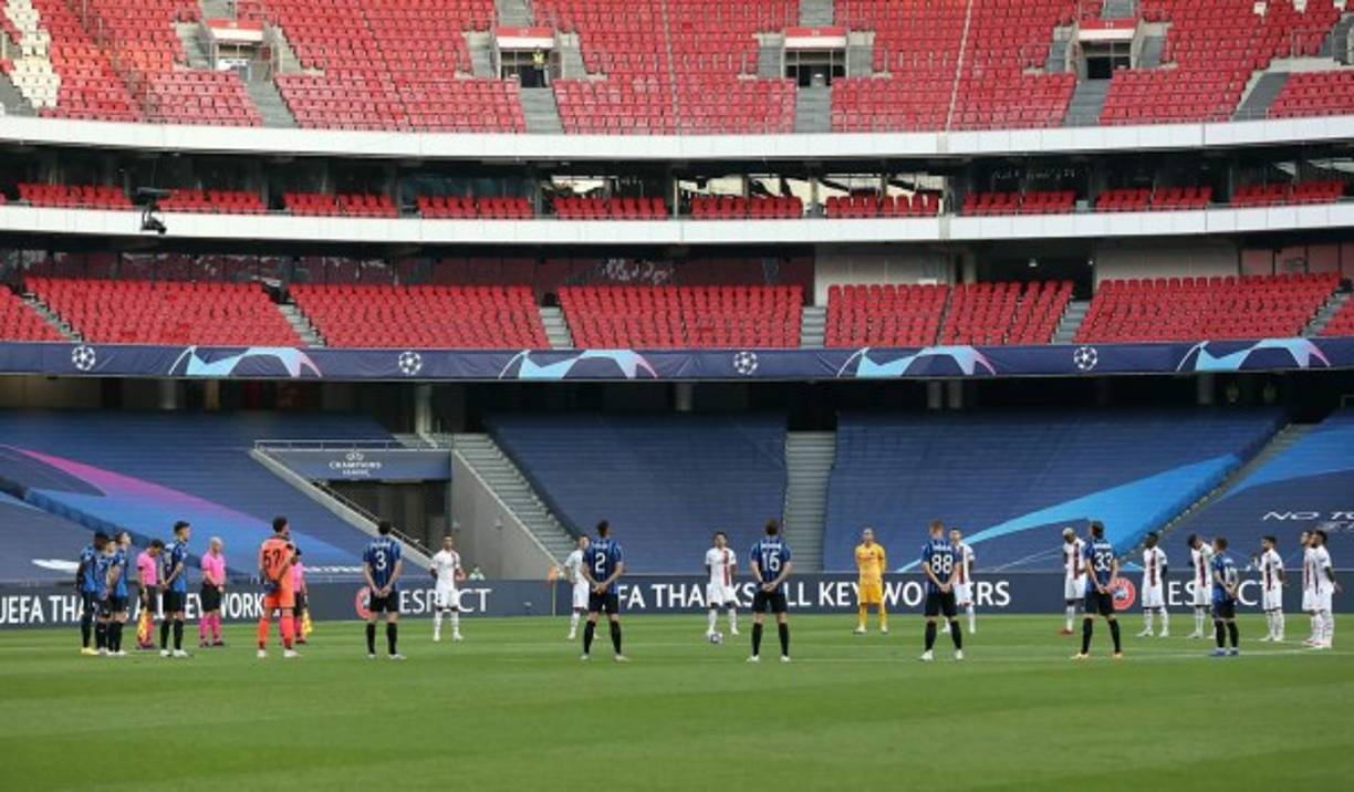 Ambos equipos guardaron un minuto de silencio en memoria de las víctimas mortales que ha dejado la pandemia del coronavirus por el mundo.