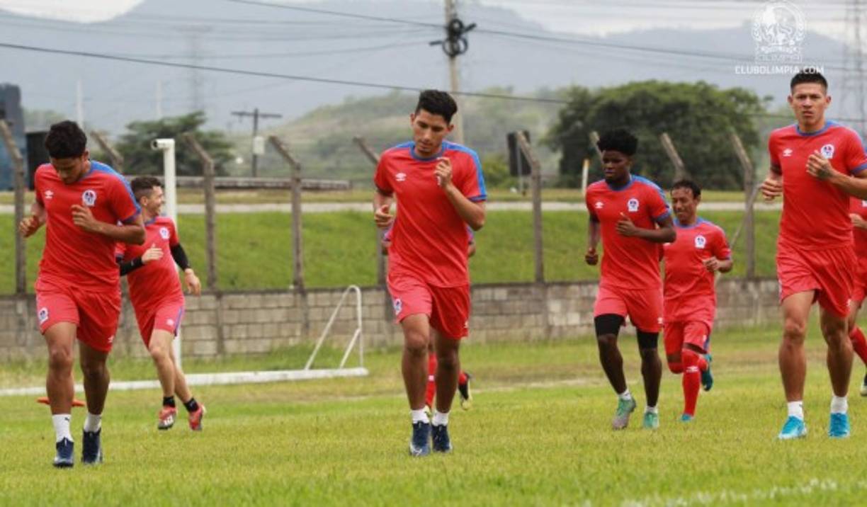 Cada jugador respeta metro y medio de distancia en los ejercicios.