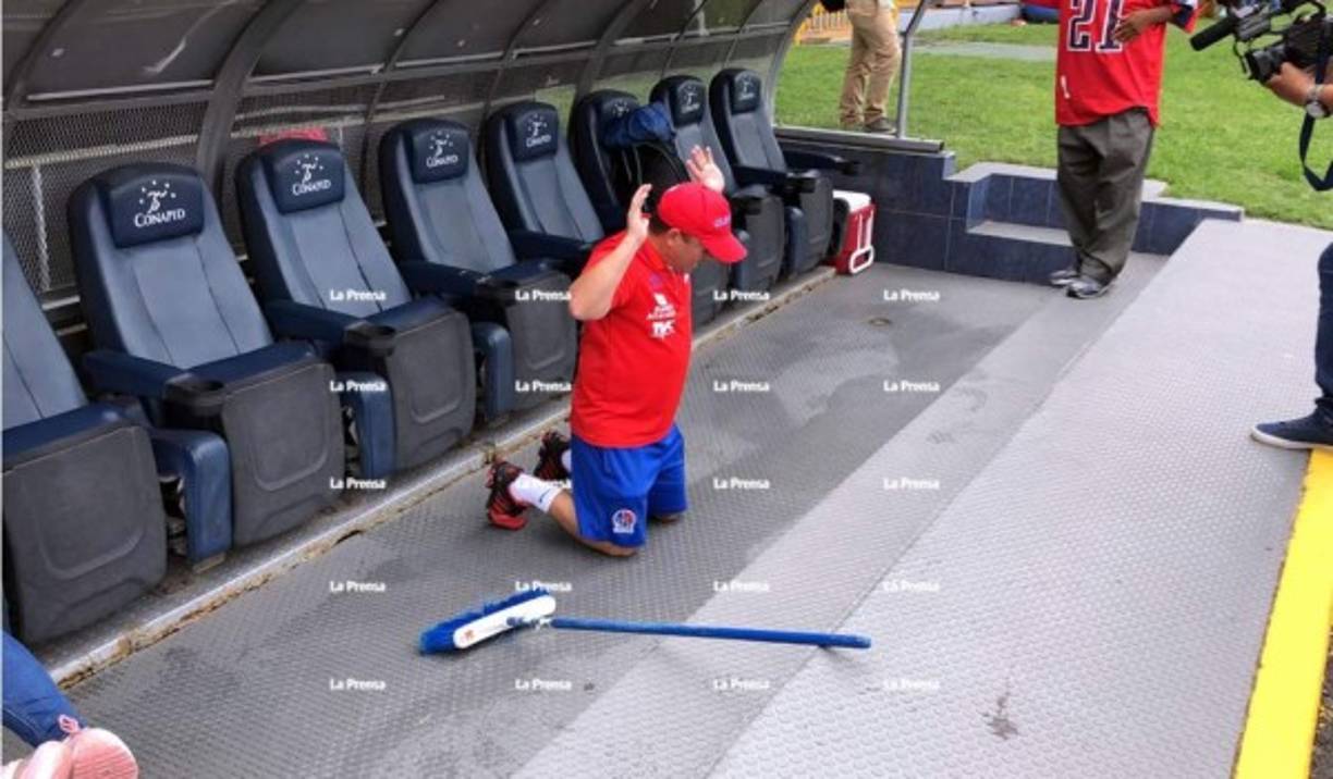 El utilero del Olimpia también se arrodilló e hizo una oración previo al partido.