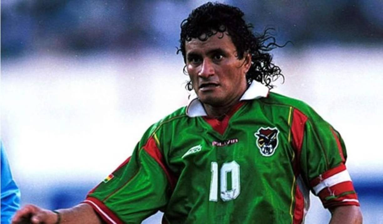 Marco 'El Diablo' Etcheverry: Nunca le terminó de gustar el apodo que lo hizo famoso. Se lo pusieron por que era un 'bailarín' dentro de la cancha. Talentoso boliviano que fue al Mundial de Estados Unidos en 1994 y jugó unos minutos porque en el debut se fue expulsado.