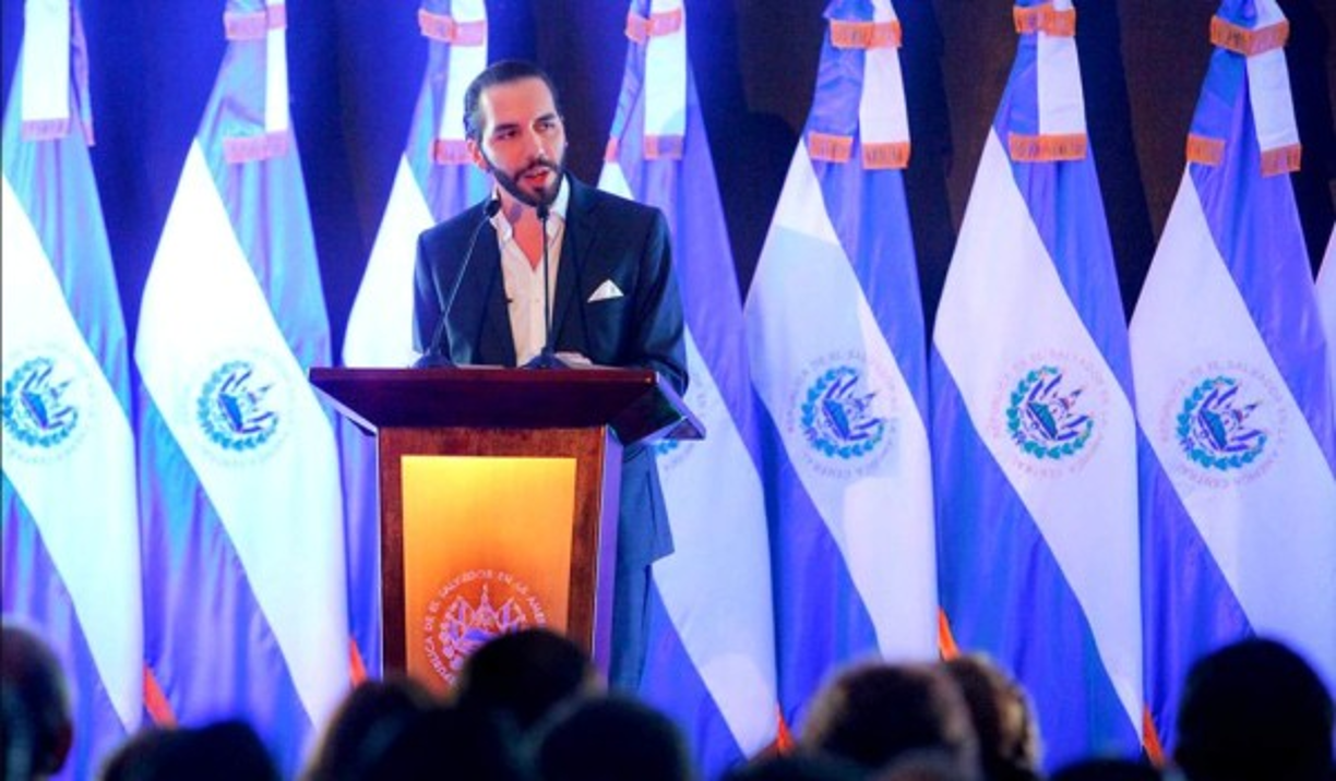 Ordenar a la Fuerza Armada retirar el nombre de Domingo Monterrosa.<br/><br/>Usando sus redes sociales Bukele pidió que inmediatamente a los militares que retiraran el nombre y estos lo hicieron. Esto es algo que ningún gobierno anterior podía haber logrado.