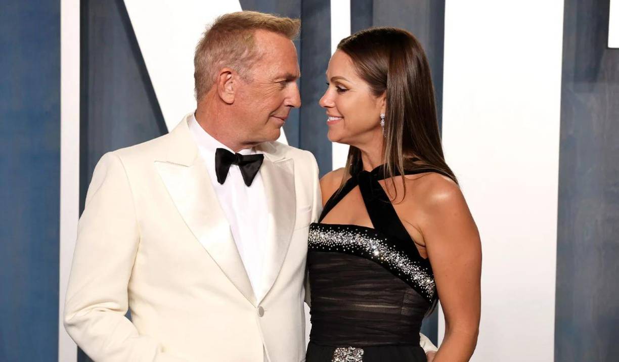 Una cosa que se ha resuelto, por ahora, es la manutención de los hijos de la pareja. A principios de este mes, ambos acordaron que Kevin le pagaría a Christine $129,755 al mes. La pareja dividirá los costos de atención médica de sus tres hijos Cayden, de 16 años; Hayes, 14; y Grace, 13, así como costos de actividades extracurriculares y escuela privada. Christine había solicitado previamente que su se hiciera cargo de estos costos por su cuenta.