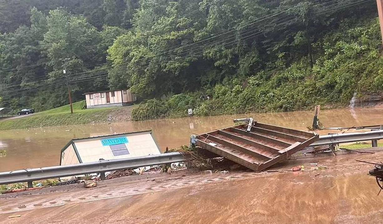El canal del tiempo apuntó que un número indeterminado de viviendas ha sido barrido por las lluvias, y en muchos casos el agua ha alcanzado los tejados de las casas.