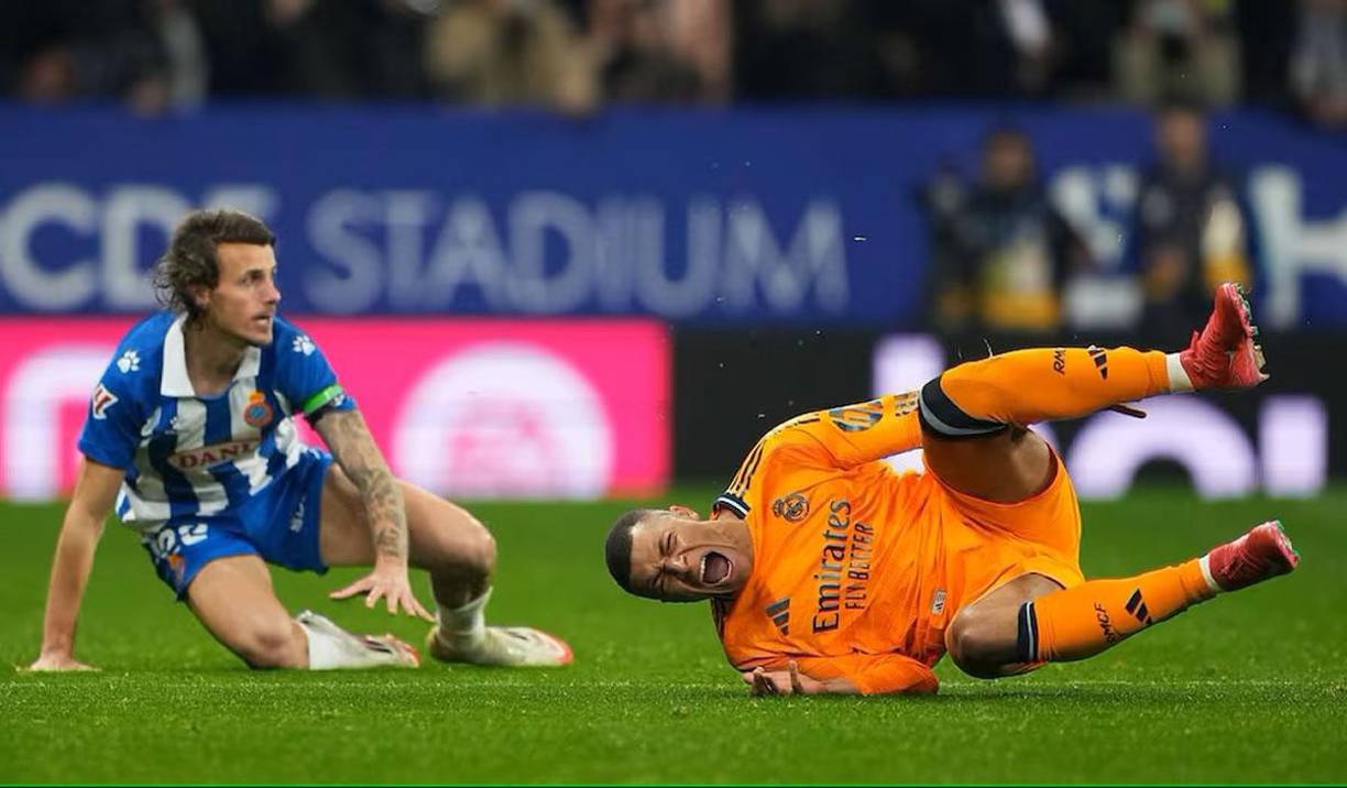Kylian Mbappé con gestos de dolor por la terrible patada que le dio Carlos Romero.