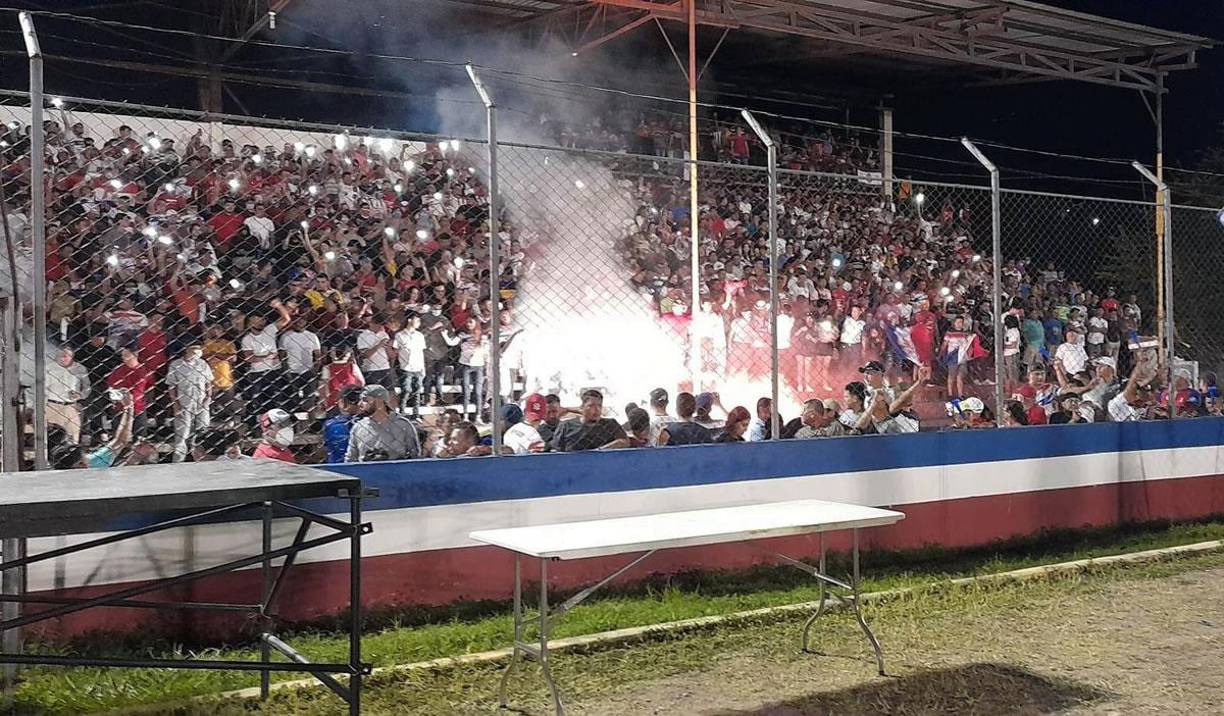 Ambientazo y lindas chicas en la final Real Juventud-Juticalpa FC