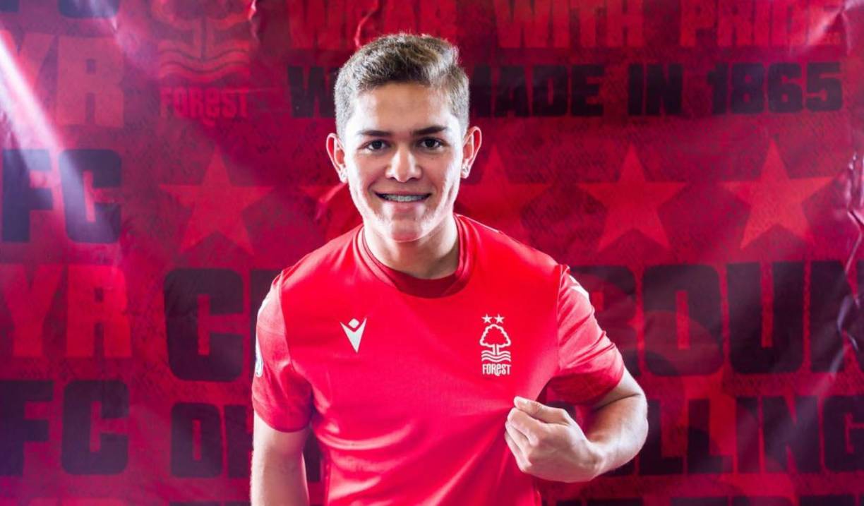 OFICIAL: El joven mediocampista costarricense Brandon Aguilera fue anunciado Como nuevo jugador del histórico Nottingham Forest, club que está de regreso en la Premier League de Inglaterra. El cuadro inglés habría pagado dos millones de dólares.