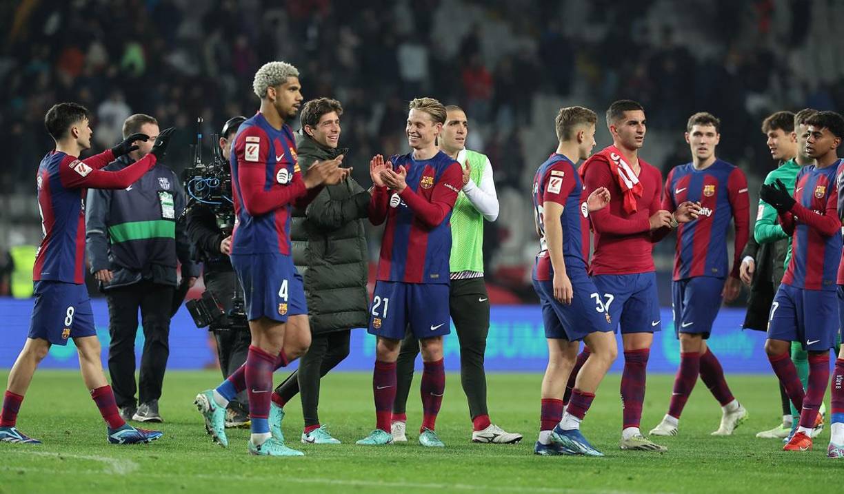 Los jugadores del Barcelona celebran y aplauden el triunfo contra el Atlético de Madrid.