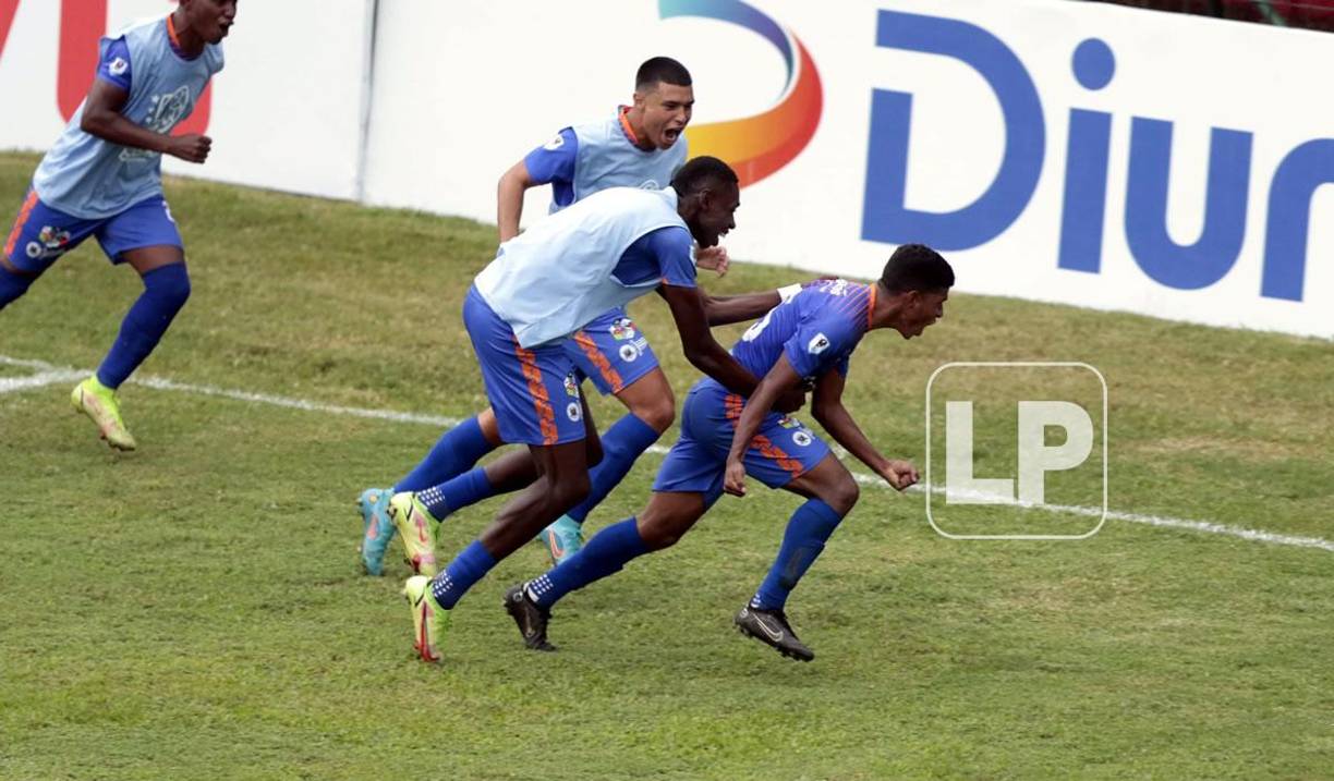 Samuel Elvir gritando su gol que dio el valioso punto a la UPN en el estadio Yankel Rosenthal.