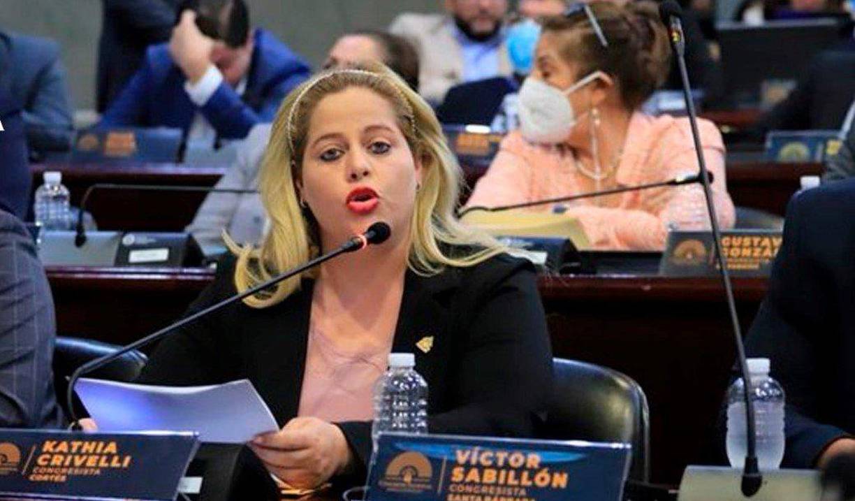 Ella es Kathia Crivelli, diputada del Partido Liberal por el departamento de Cortés. Hija del exalcalde de Choloma, Leopoldo Crivelli. 