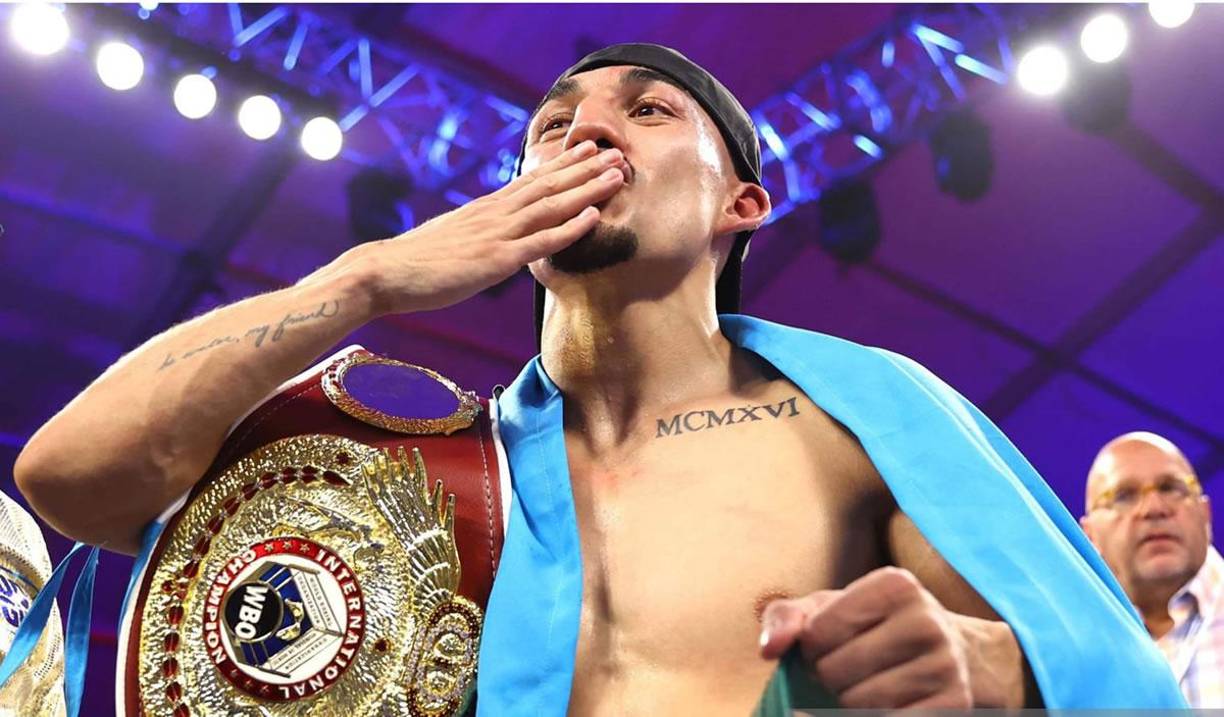 El beso de Teófimo López a alguien especial que estaba en las gradas.