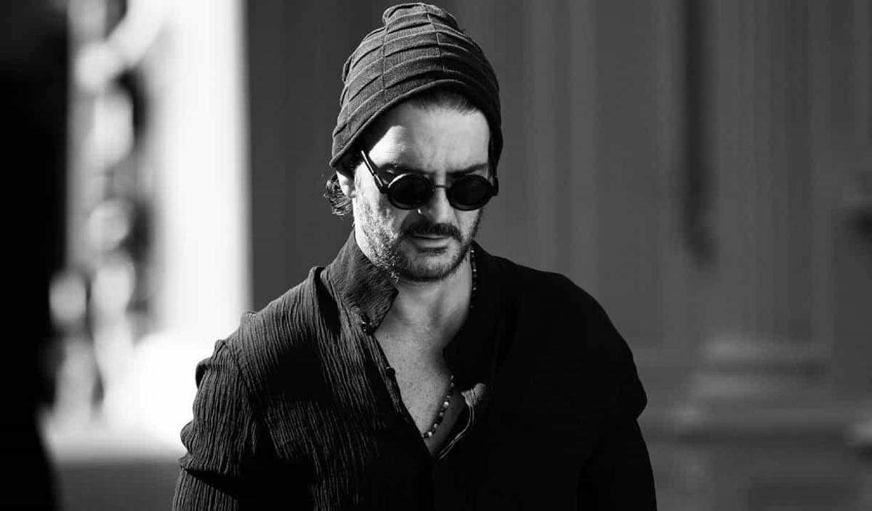 Después de presentarse con éxito el fin de semana en su natal Guatemala, Ricardo Arjona regresa hoy aHonduras con su aclamada gira musical “Blanco y Negro”. El artista guatemalteco cantará esta noche en el estadio Francisco Morazán, donde cautivará a los miles desampedranos que se den cita en el lugar. En este recinto interpretará algunos de los temas de su nuevo proyecto musical “Blanco y Negro”, como“Morir por vivir”, “El amor que me tenía”, “El blues de la notoriedad”, entre otros.