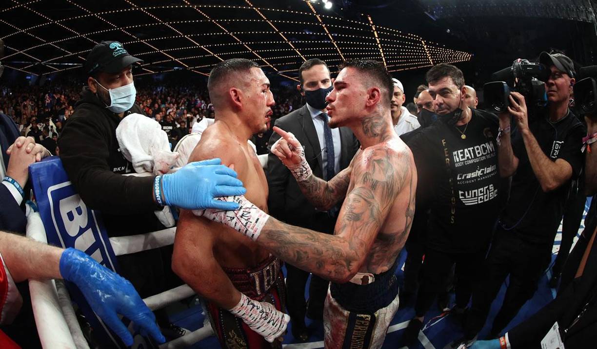 Tras la coronación, López y Kambosos estuvieron dialogando. El hondureño no aceptaba su derrota.