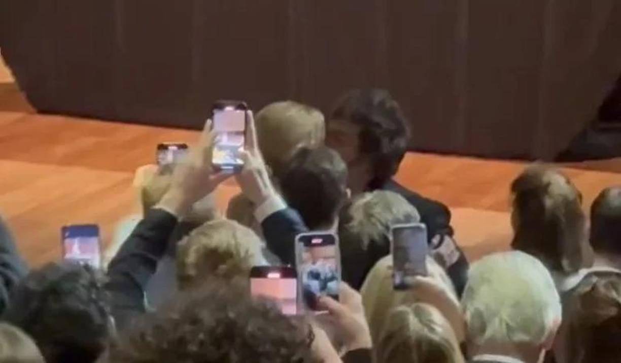 Cuando el presidente entró a la sala del Palacio Libertad, antes llamado Centro Cultural Kirchner, y antes de subir al escenario, se dirigió a “Yuyito”, que estaba en la primera fila del patio de butacas, y la saludó con un beso en la boca, momento captado por los fotógrafos y las de los teléfonos de otros asistentes al evento y hoy recogido en los principales medios argentinos.